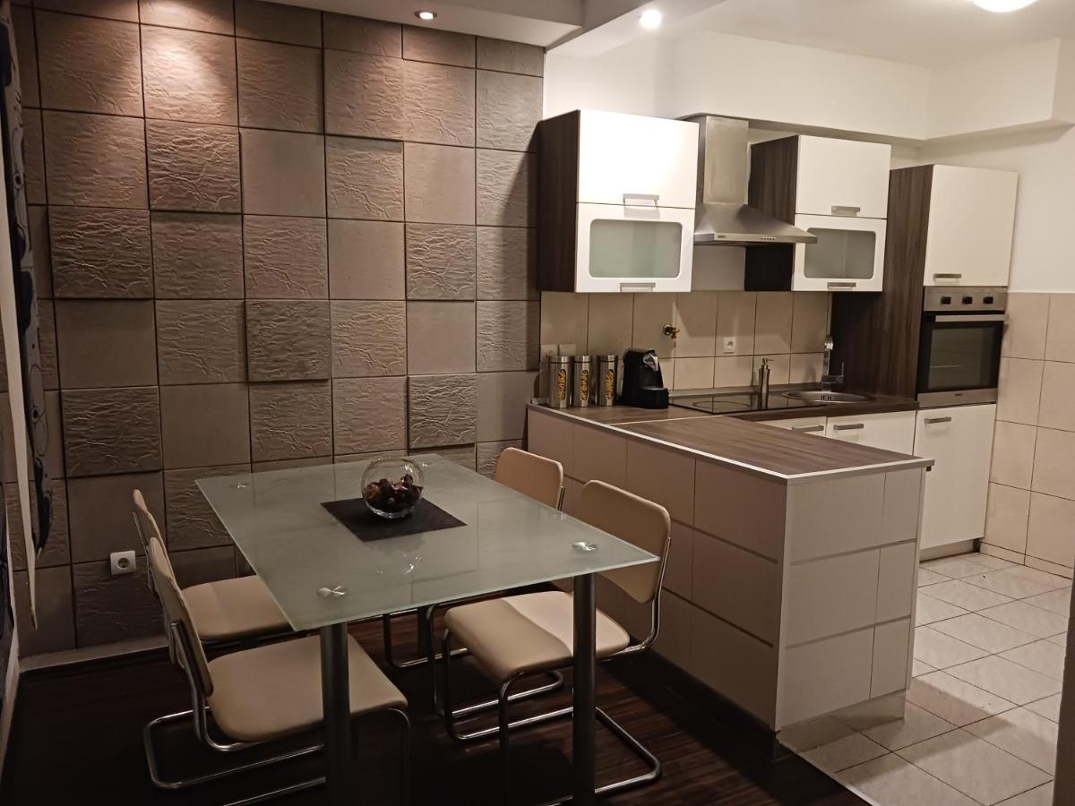 Familyhouse Apartment พูลา ภายนอก รูปภาพ
